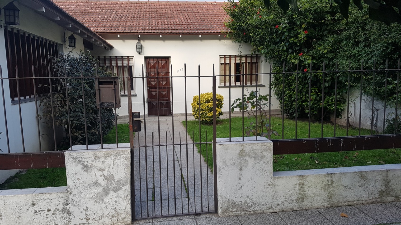 Chalet de 3 ambientes con garaje doble sobre lote propio Zona Villa Primera